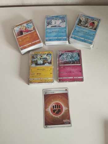 42 cartes Pokemon incluant 1 carte brillante. Pas de doublon. Ne sont pas brisées 42 cartes Pokemon incluant 1 carte brillante. Pas de doublon. Ne sont pas brisées