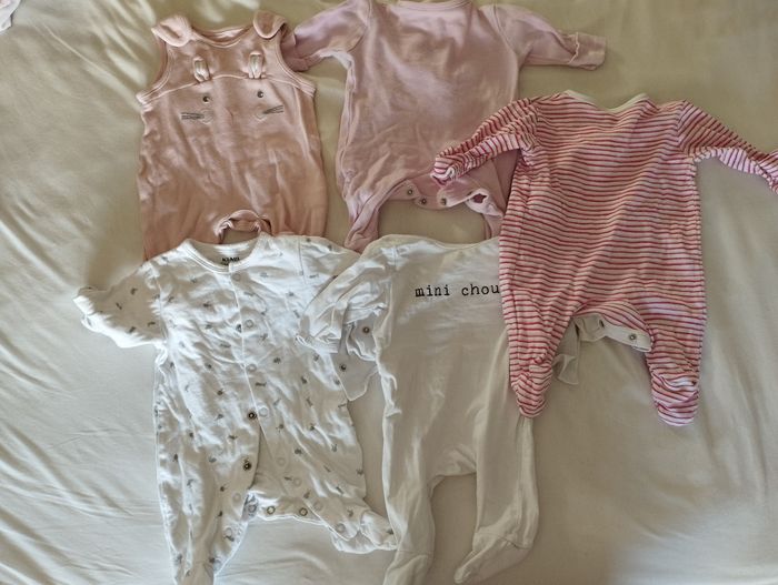 Gros lot vêtements fille 1 mois - photo numéro 2