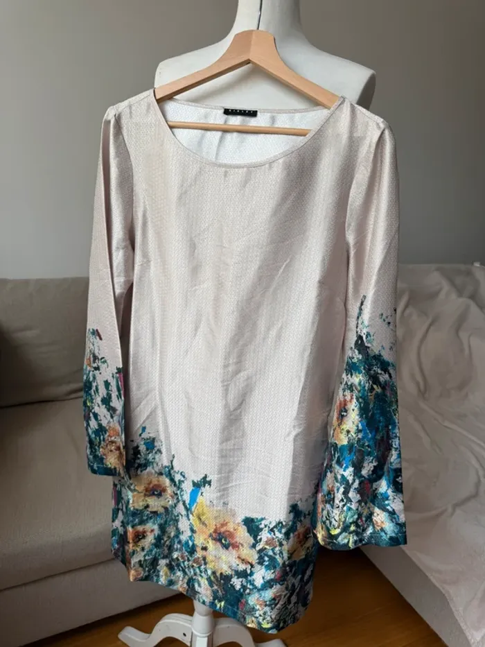 Jolie robe satinée motif XL/42 - photo numéro 2