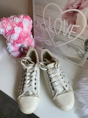 Baskets avec clous et rubans femme