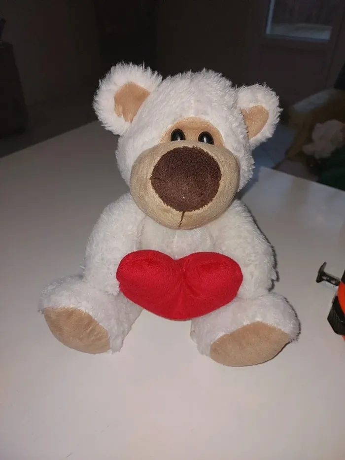 Peluche nounours au cœur rouge