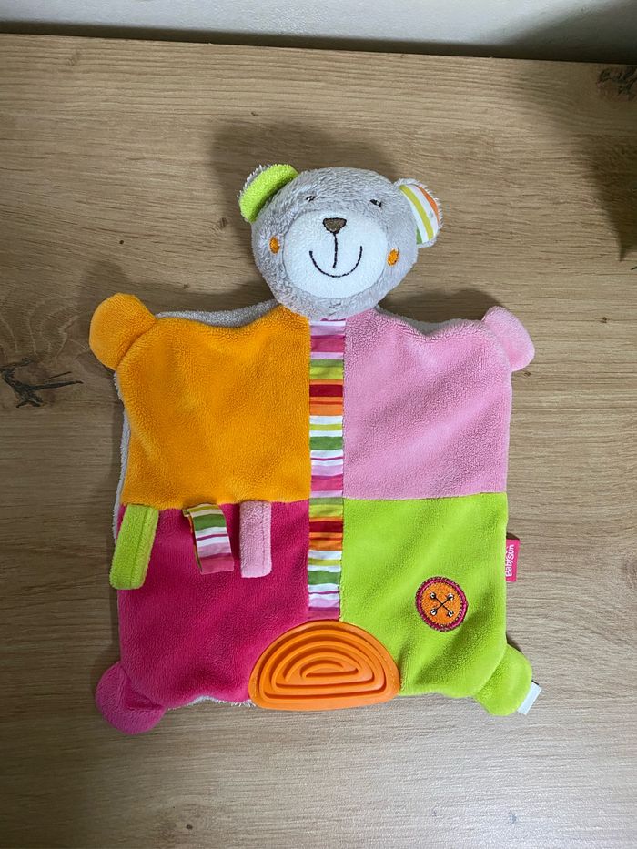 Doudou plat ours rose vert dentition orange babysun
