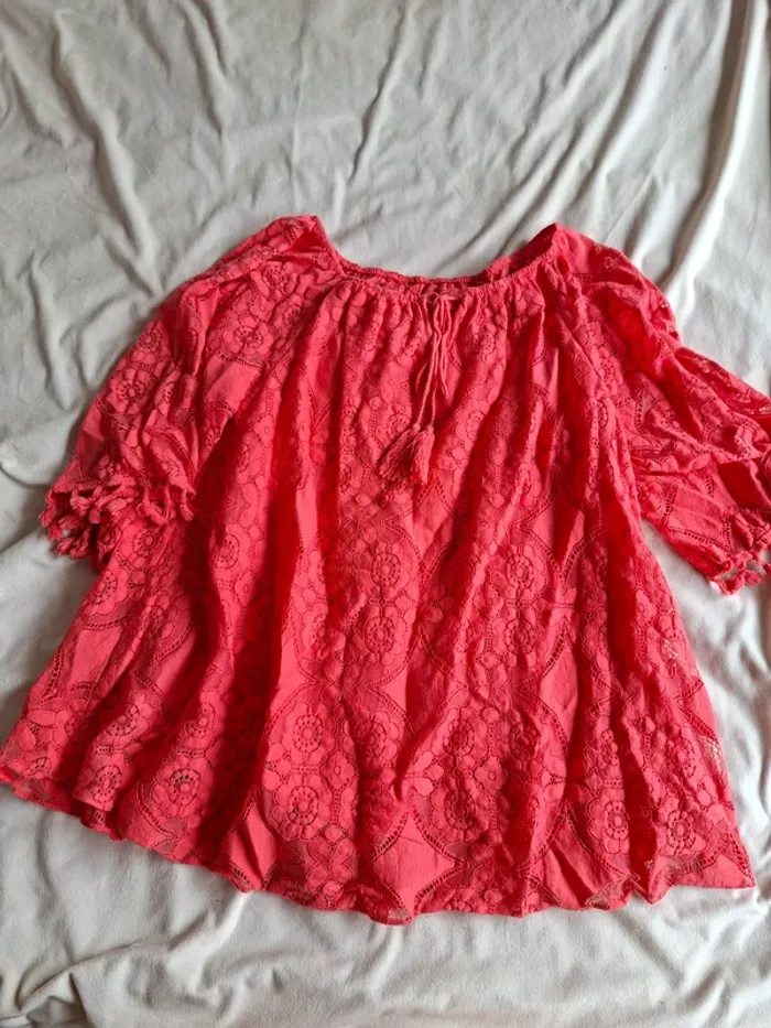 blouse manche 3/4 corail/rouge, taille unique, transparent derrière, en très bon état