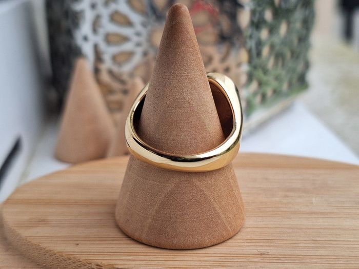 Bague chevalière créatrice dorée en forme de cœur Rouge laqué, orné d'un motif œil dorée - photo numéro 3