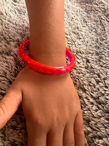 Bracelet en résine rose paillette