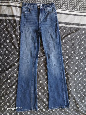 Jeans légèrement évasé très bon état taille 34
