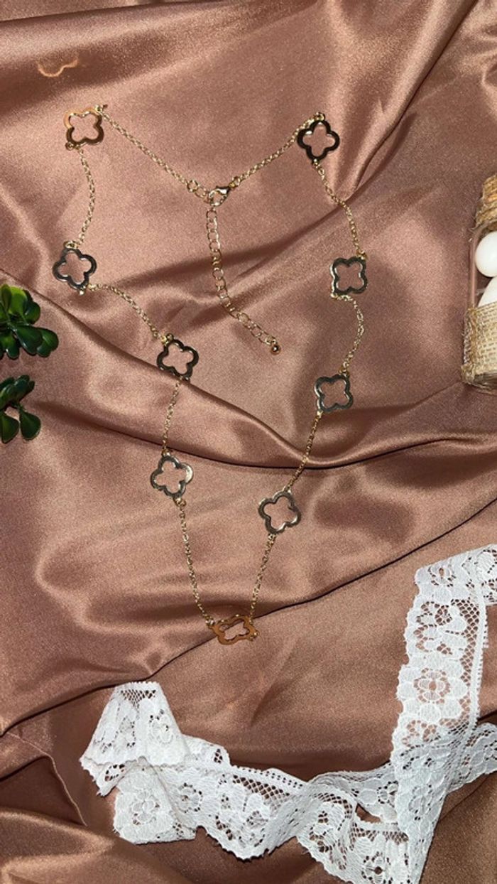 Collier long en or avec pendentifs fleurs ajourées - photo numéro 3
