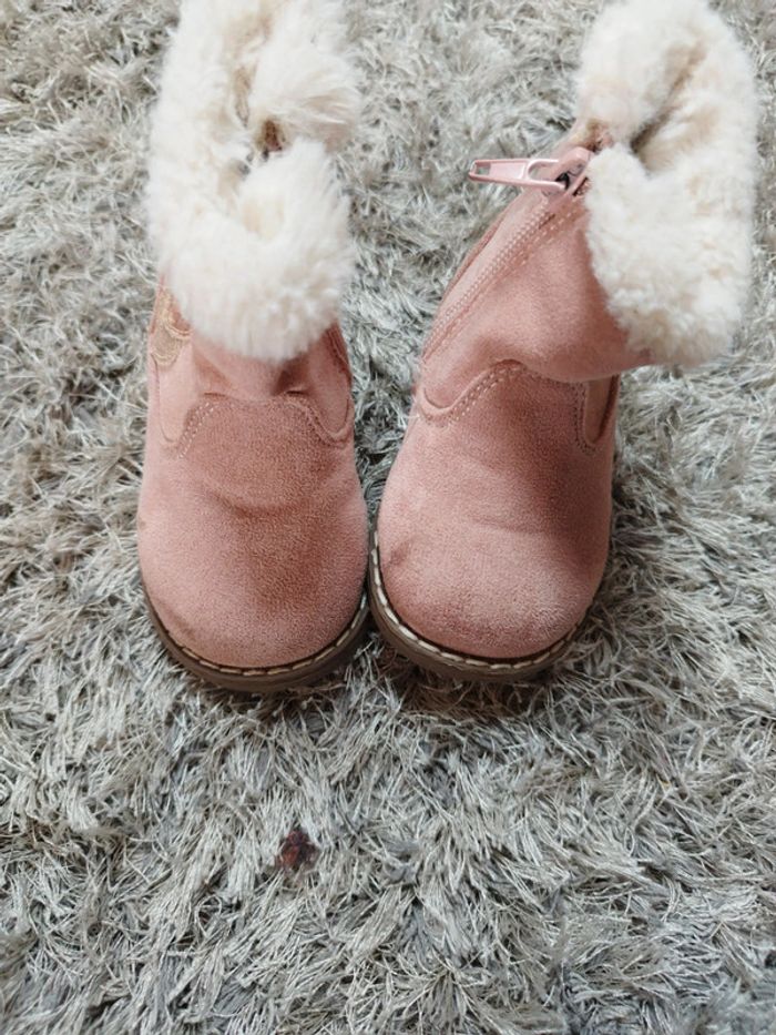 Bottes bébé fille couleur rose moumoute et cœur pointure 20 - photo numéro 2