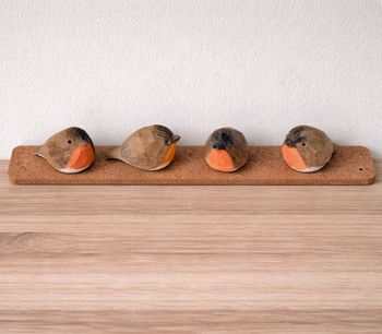 Barre mémo murale en liège 38 cm avec 4 rouge-gorge en bois – Fait main – Décoration naturelle