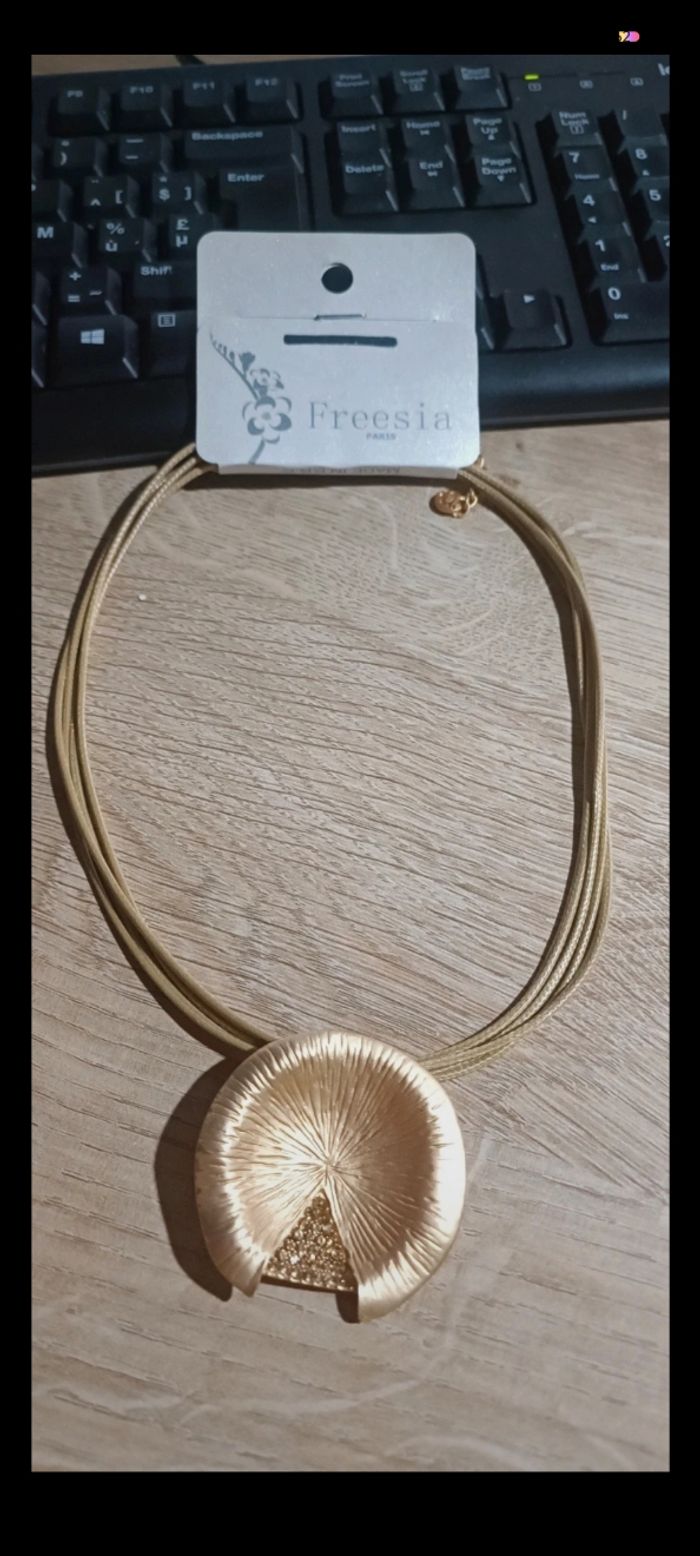 Collier doré
