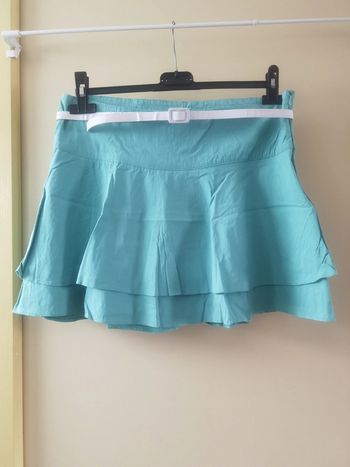 Jupe turquoise et ceinture blanche