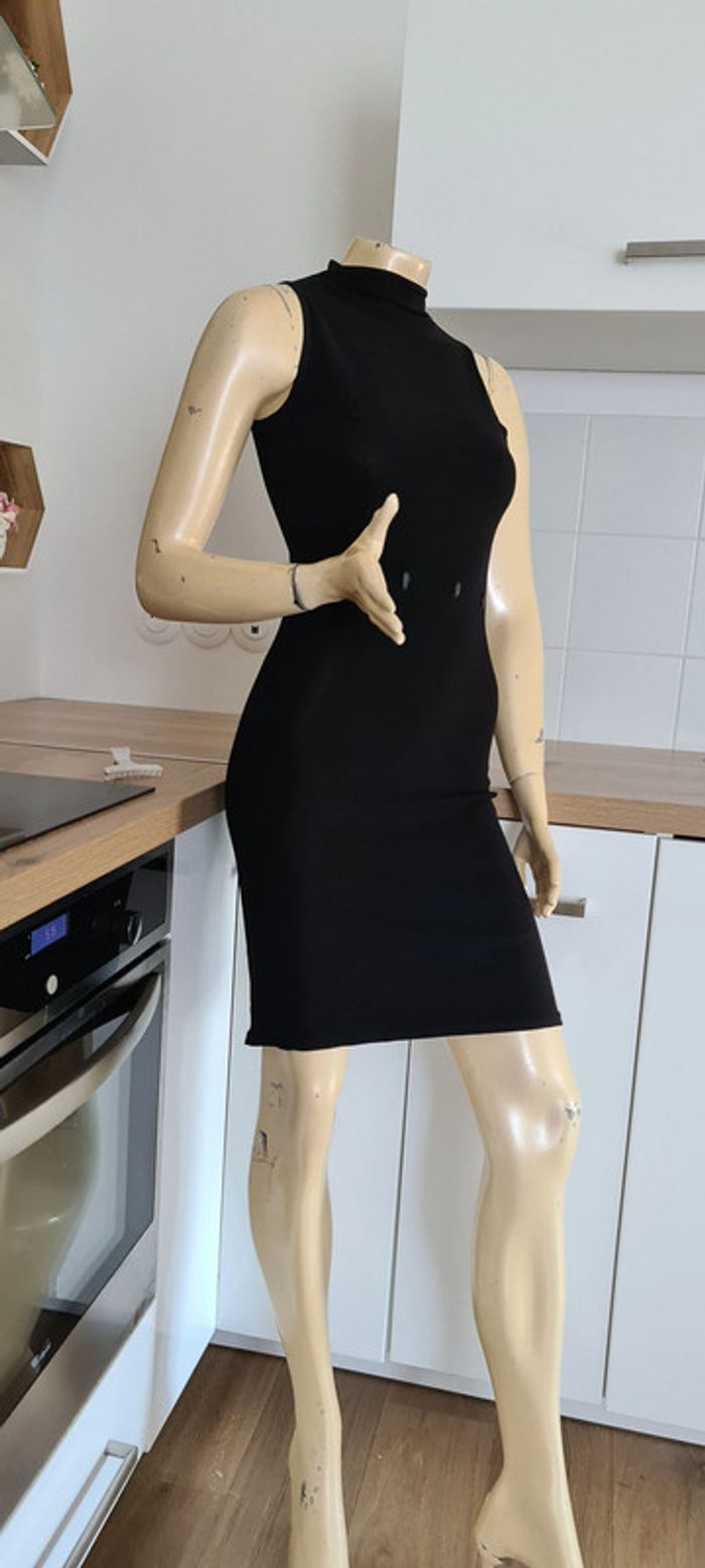 tres jolie robe noir taille 38 - photo numéro 2