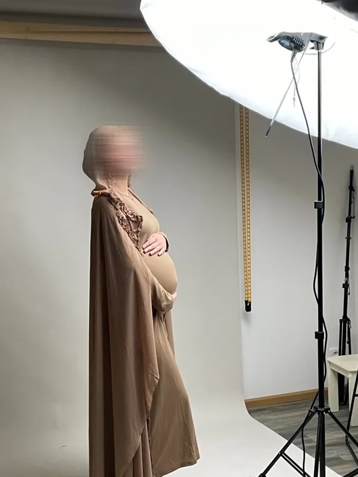 Robe manche longue + cape avec capuche. Tenue shooting de grossesse mastour, - photo numéro 2