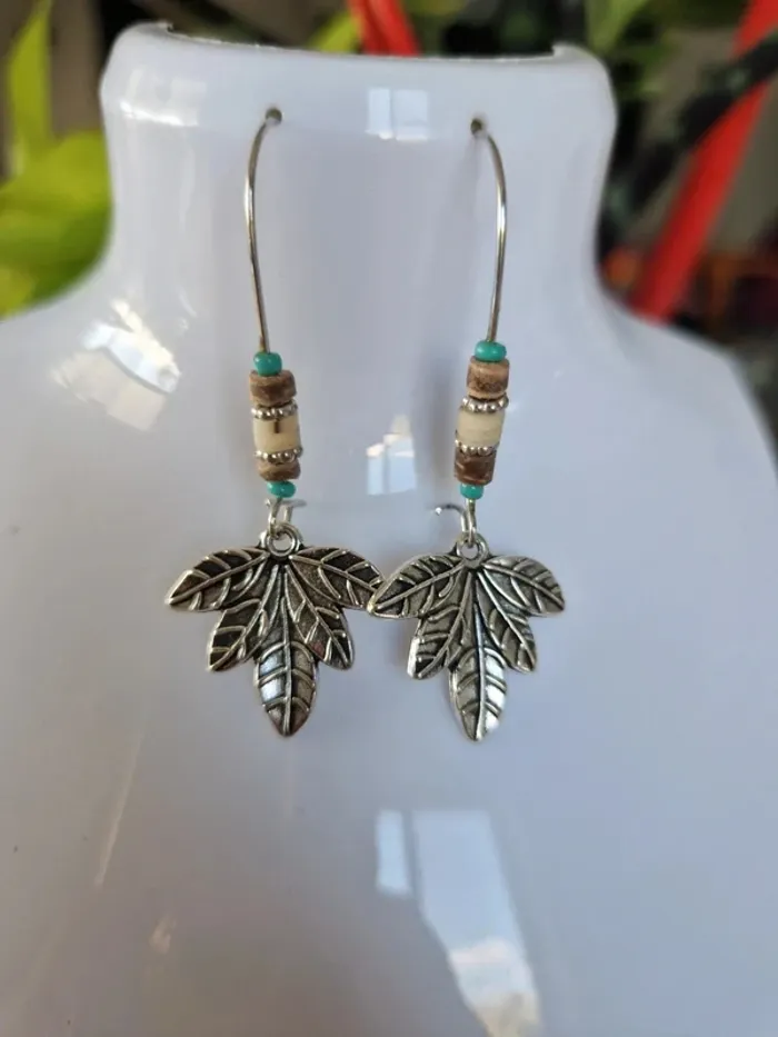 Boucles d'oreilles fantaisies argentées feuilles