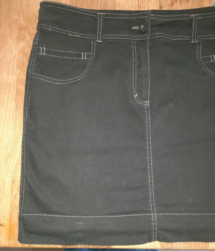 Jupe noire taille 46 u essentielle - photo numéro 2