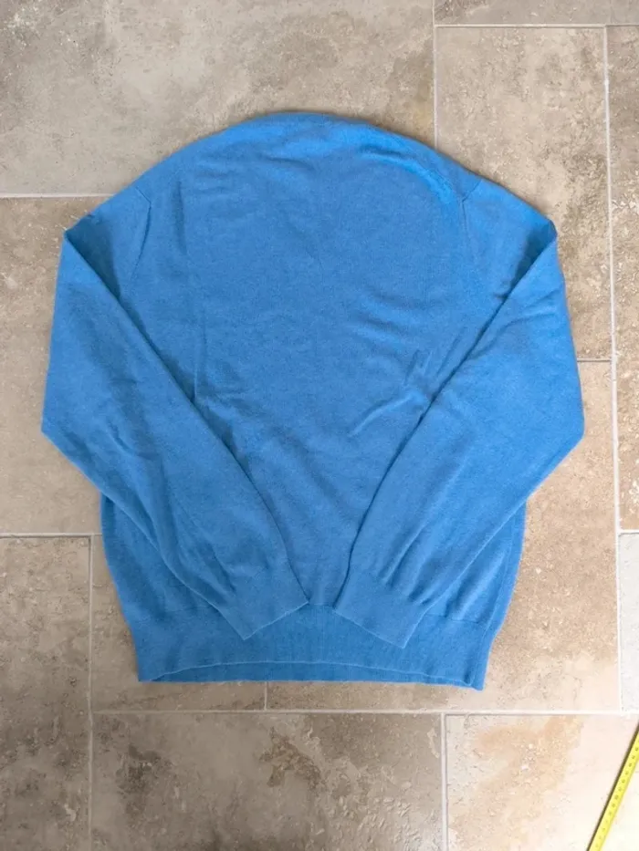 Magnifique pull col V bleu logo jaune Polo Ralph Lauren homme L une petite tâche devant - photo numéro 13