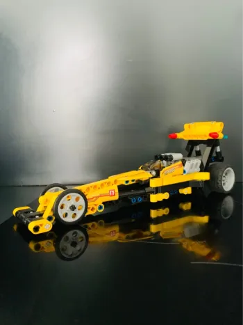 Dragster Top Fuel avec Moteur à rétrofriction lego