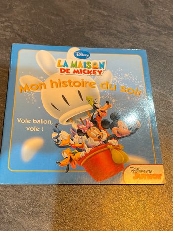 Livre jeunesse la maison de Mickey vole ballon vole