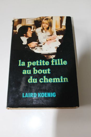 La petite fille au bout du chemin