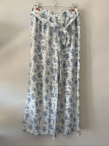 Pantalon léger à jambes larges et ample blanc e fleurs bleu