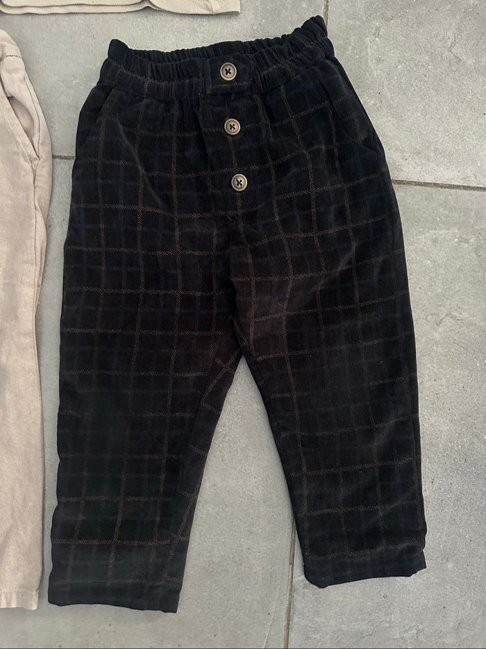 Lot de 2pantalons Zara beige et velours à rayures taille 2/3 ans avec polo beige Okaïdi - photo numéro 3