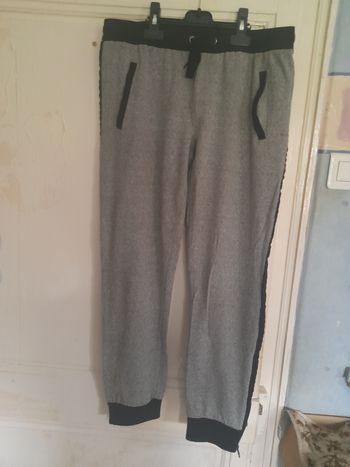 Pantalon de survêtement gris et noir, marque Jennyfer, taille M