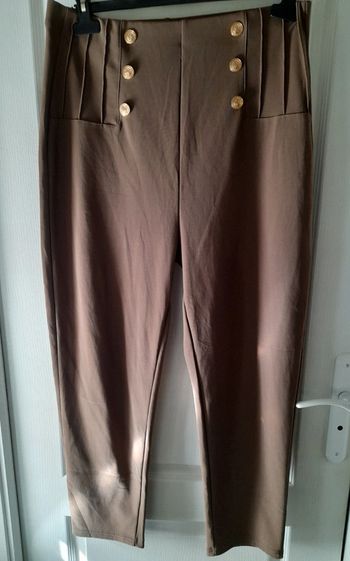Pantalon marron avec boutons dorés