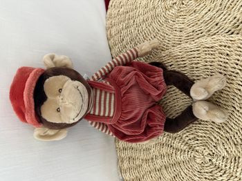 Peluche singe Winston salopette rouge - Bukowski