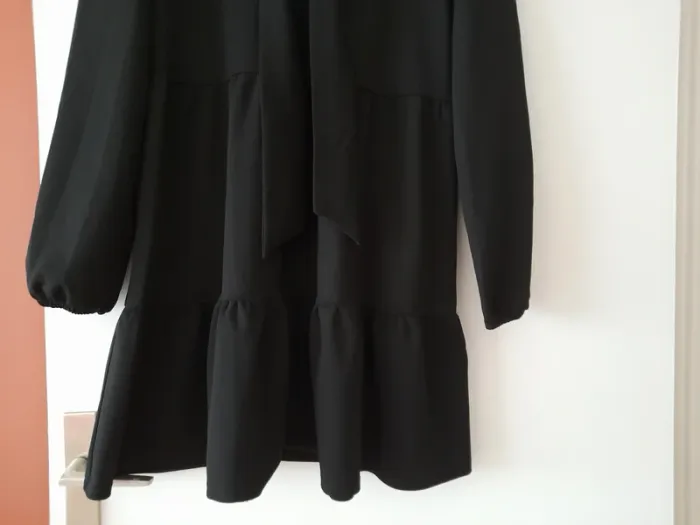 Robe noire forme évasée avec volants Zara - photo numéro 4