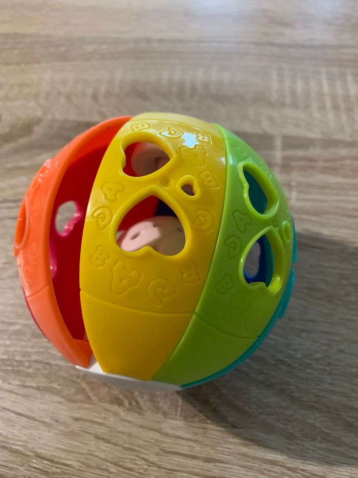 Balle tourbillonnante arc en ciel avec son de hochet playgo