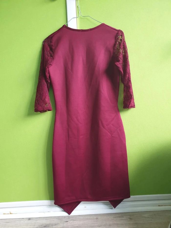 Jolie robe en dentelle bordeaux - photo numéro 2