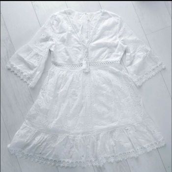 Robe blanche/crème à dentelle