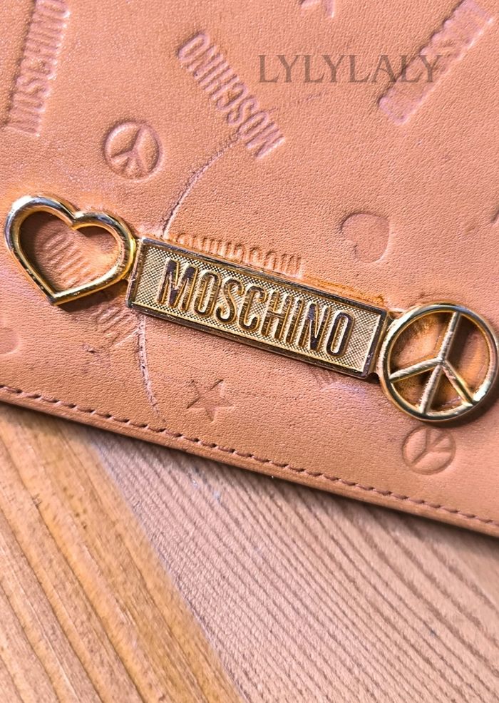 💛 Portefeuille vintage Moschino – Cuir camel embossé – Logo cœur & peace dorés - photo numéro 6