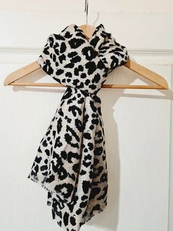 Foulard léopard neuf beige noir doré