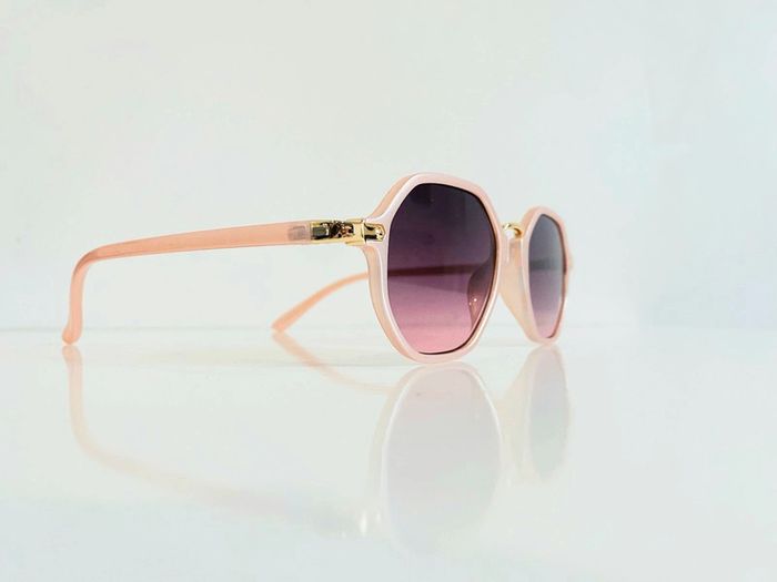 Lunette de soleil femme hexagonale rose verres dégradés UV protection catégorie 3 - photo numéro 3