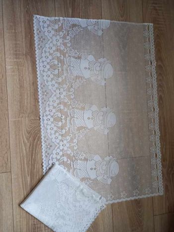 Une paire de petits rideaux blanc