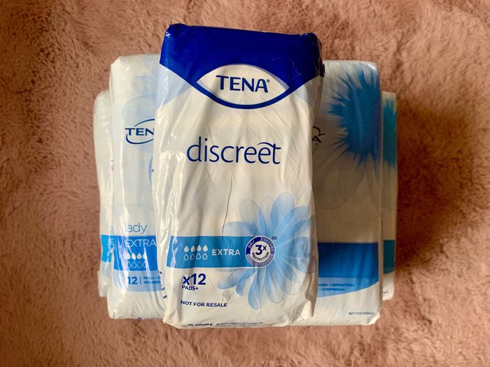 Lot protections périodiques serviettes hygiéniques femme TENA