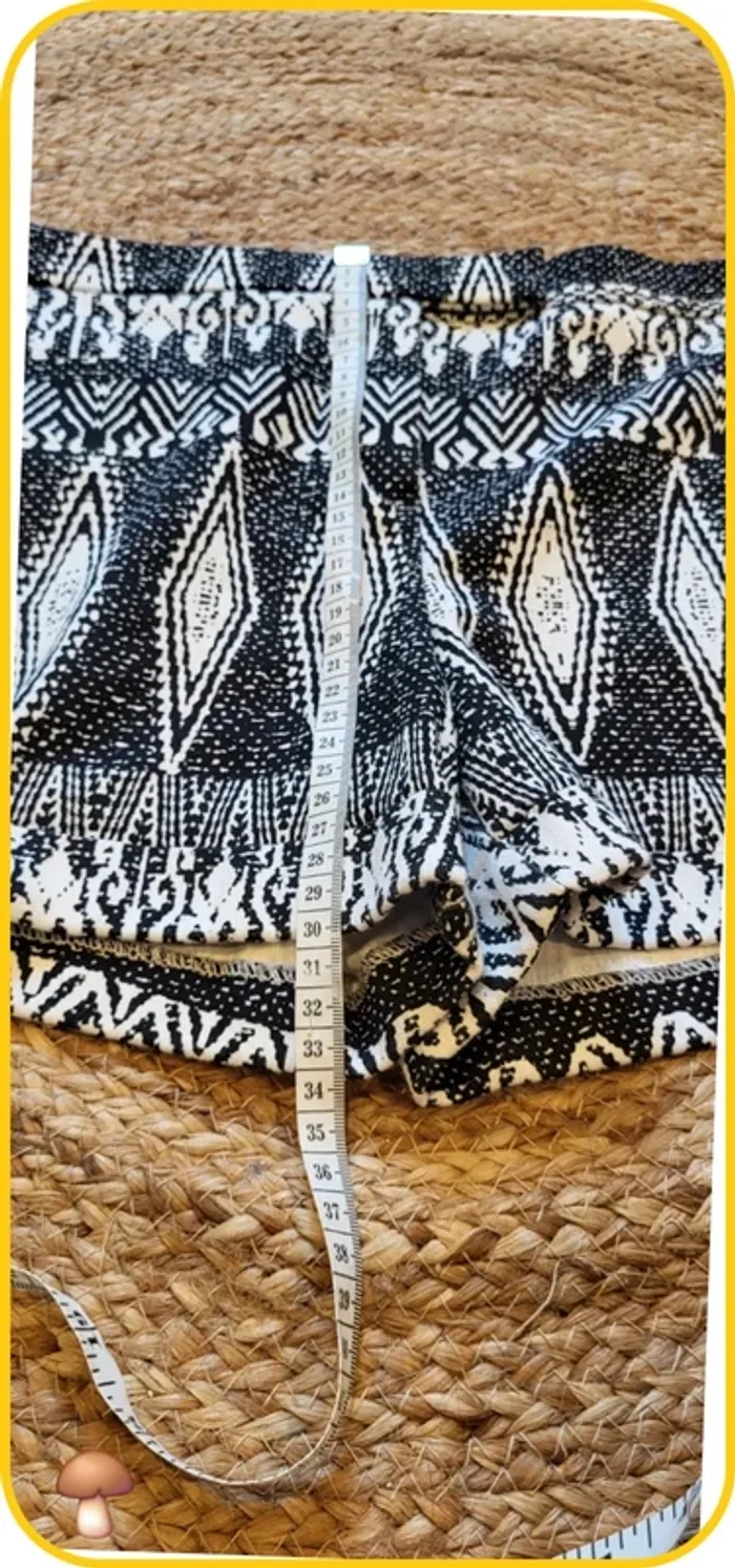 Short motif ethnique noir et blanc - Camaïeu - Taille 40
- Femme - Très bon état - photo numéro 6
