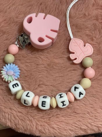 Attache tétine feuille