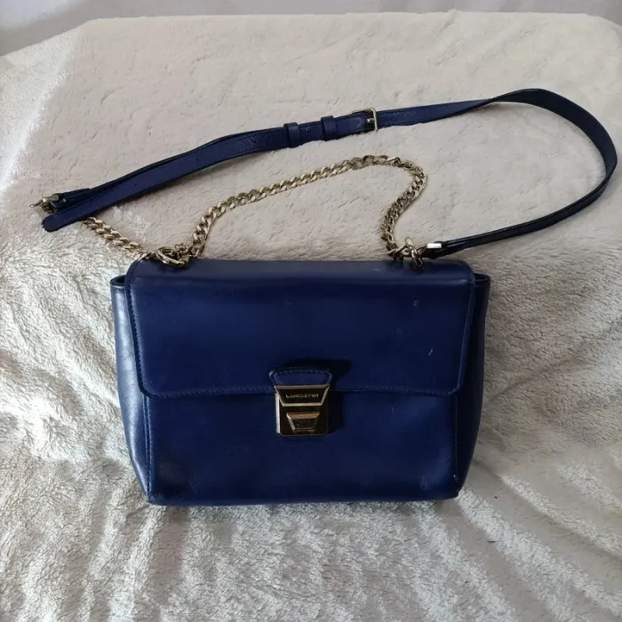 Sac bandoulière Lancaster bleu marine en cuir lisse, chaîne dorée amovible S046