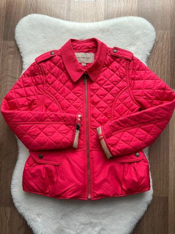 Belle veste matelassée Burberry 10 ans couleur framboise