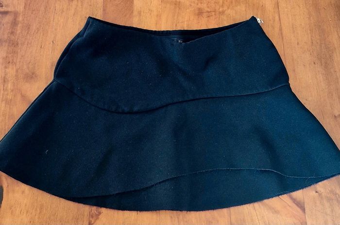 Mini jupe noire, fermeture éclair côté - photo numéro 2