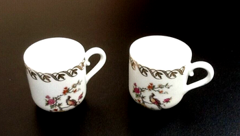 Deux tasses à café P.L (Porcelaine Limousine) l’hirondelle couronnée