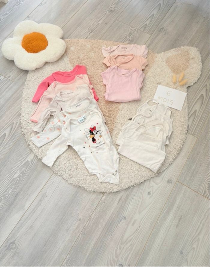 Lot bodys 6 mois fille