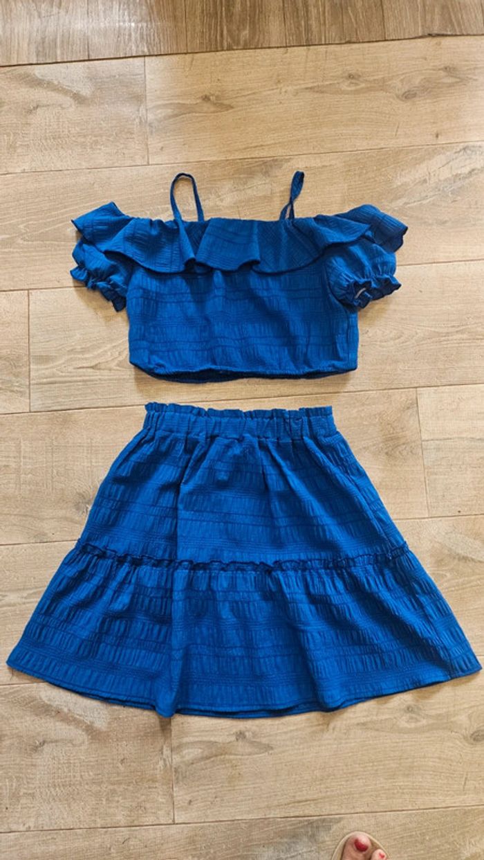 Crop top et jupe