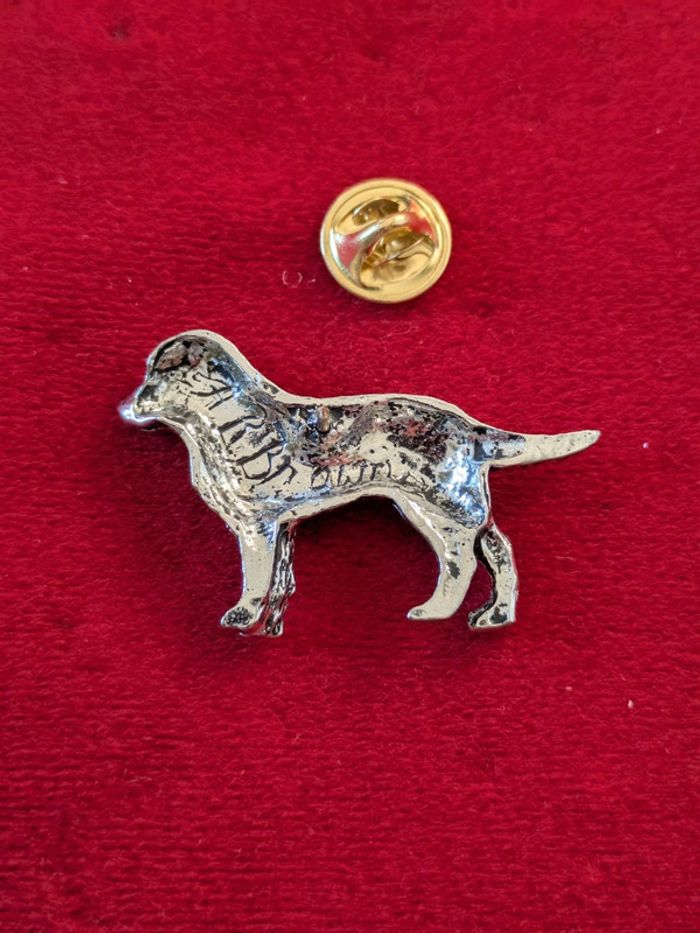 Pin's étain chien golden Retriever ou Labrador signé Brown - photo numéro 2