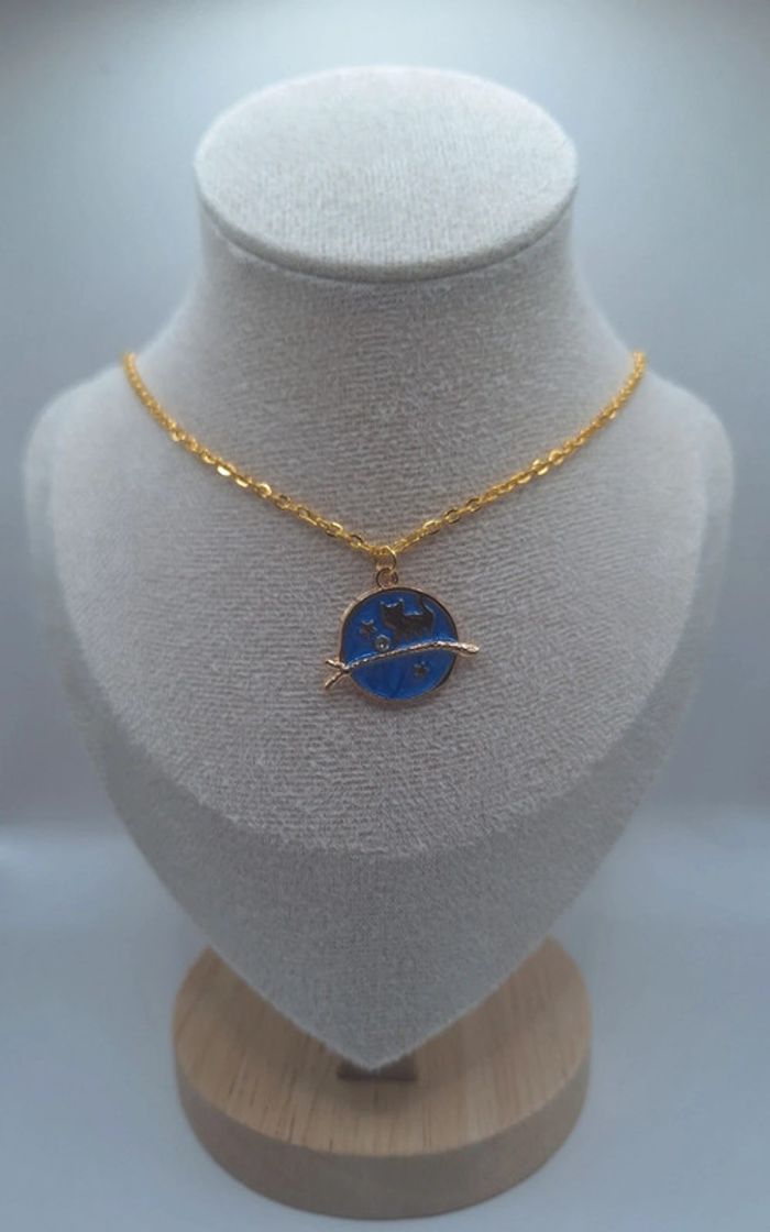 Collier chat sur sa branche