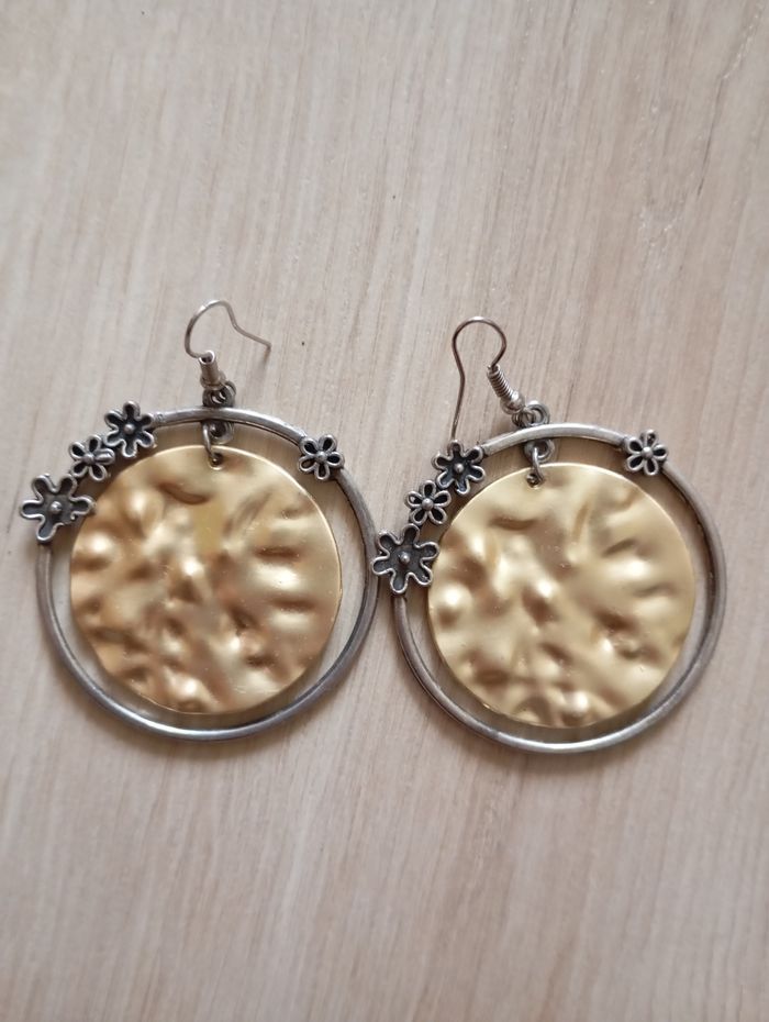 Boucles d'oreilles style créoles dorées et argentées - photo numéro 2