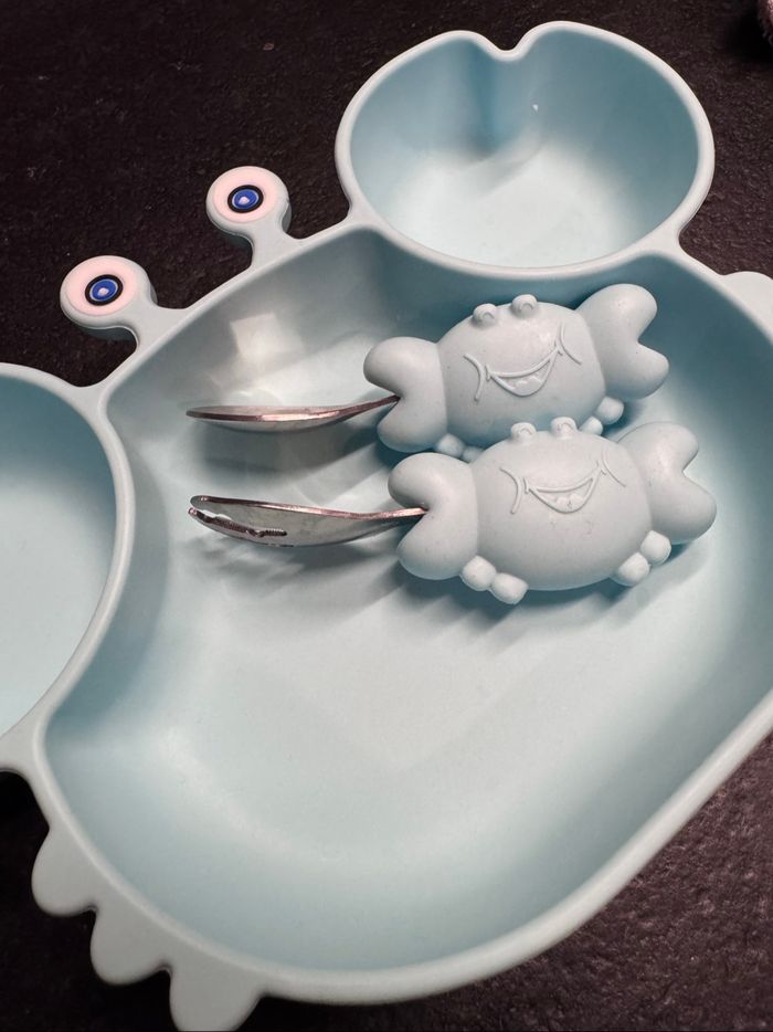Assiette et couverts bébé Crabe bleu ciel - photo numéro 2
