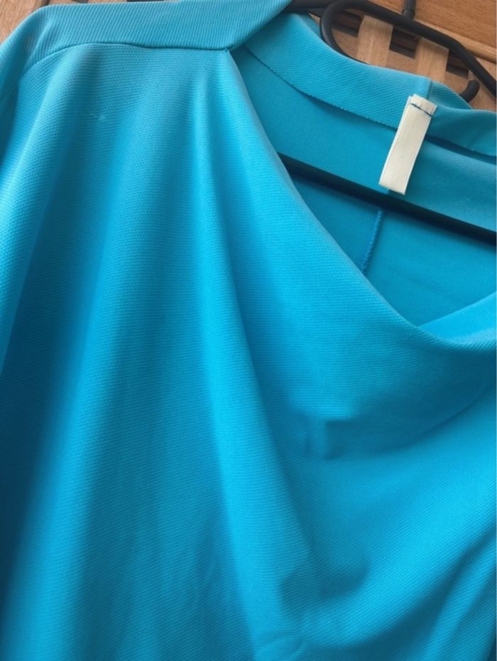 T-shirt bleu fluide à col bénitier